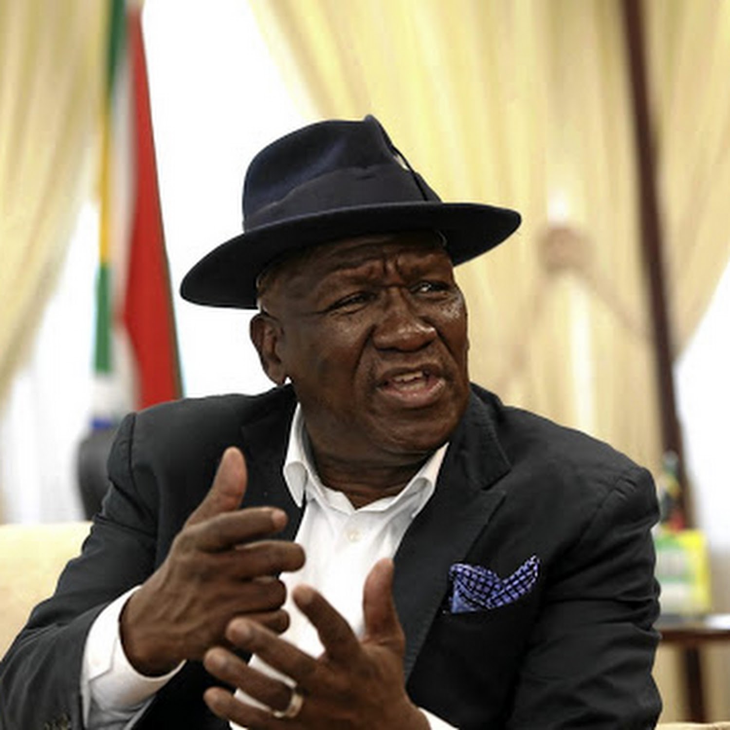 Minister Bheki Cele to visit Gqeberha amid violence between taxi drivers and foreign nationals