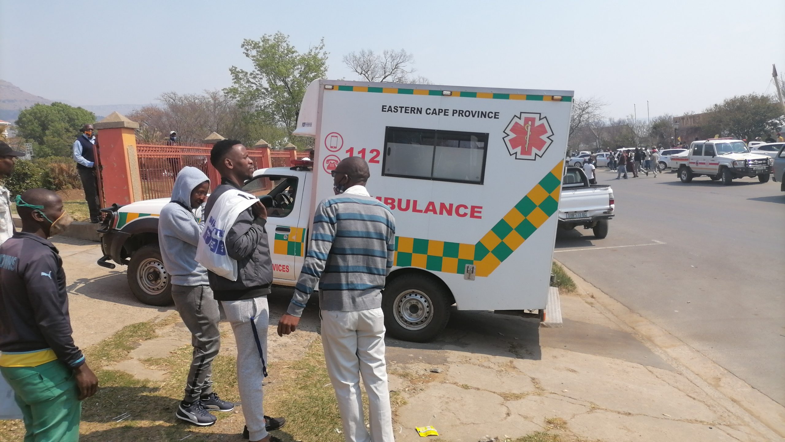 Bystander dies in a shoot-out between the police and armed robbers