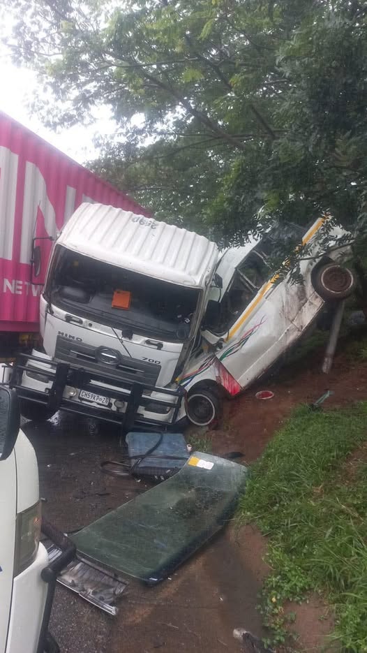 11 people killed in crash on R102 Durban