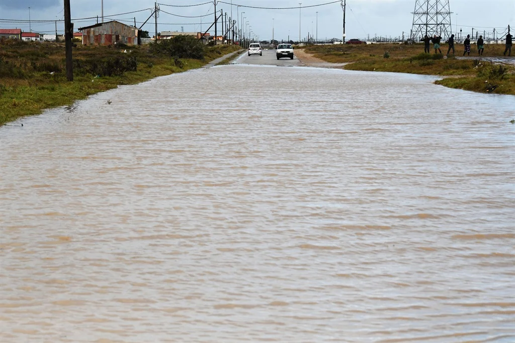 Eastern Cape monitors flooding and snowfall as multiple roads are affected