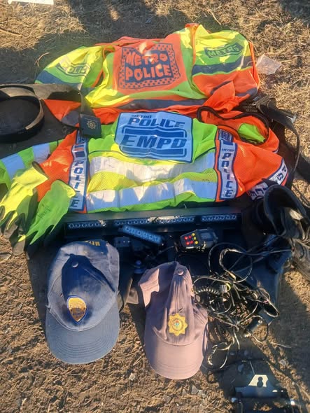 Fake cops arrested with blue lights, police uniforms and hijacked vehicle
