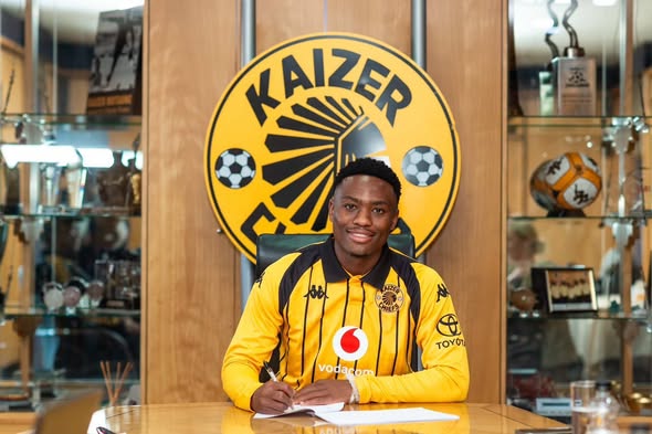 Kaizer Chiefs land red-hot Winger Langelihle Phili in major transfer coup